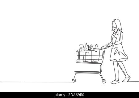 Eine ununterbrochene Linie Zeichnung junge glückliche weibliche Schubkarre mit Früchten, Brot, Milch, Gemüse und Milch innen. Monatliche Einkäufe im Supermarkt Stock Vektor