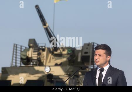 VASYLKIW, UKRAINE - 23. August 2020: Der Präsident der Ukraine Wolodymyr Zelenski nahm an der Zeremonie zur Anhebung der Staatsflagge der Ukraine auf dem Militärflugplatz in Vasylkiw, Region Kiew Teil Stockfoto