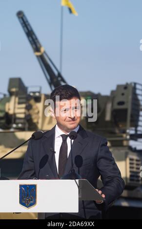 VASYLKIW, UKRAINE - 23. August 2020: Der Präsident der Ukraine Wolodymyr Zelenski nahm an der Zeremonie zur Anhebung der Staatsflagge der Ukraine auf dem Militärflugplatz in Vasylkiw, Region Kiew Teil Stockfoto