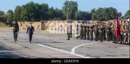 VASYLKIW, UKRAINE - 23. August 2020: Der Präsident der Ukraine Wolodymyr Zelenski nahm an der Zeremonie zur Anhebung der Staatsflagge der Ukraine auf dem Militärflugplatz in Vasylkiw, Region Kiew Teil Stockfoto