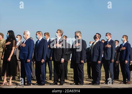 VASYLKIV, UKRAINE - 23. August 2020: Die Präsidenten der Ukraine nahmen an der Zeremonie zur Anhebung der Staatsflagge der Ukraine auf dem Militärflugplatz in Vasylkiv, Region Kiew Teil Stockfoto