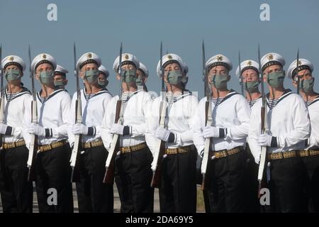 VASYLKIV, UKRAINE - 23. August 2020: Ehrenwache während der Zeremonie der Anhebung der Staatsflagge der Ukraine auf dem Militärflugplatz in Vasylkiv, Region Kiew Stockfoto