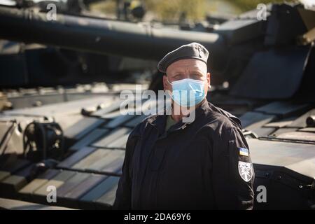 VASYLKIV, UKRAINE - 23. August 2020: Zeremonie der Anhebung der Staatsflagge der Ukraine auf dem Militärflugplatz in Vasylkiv, Region Kiew Stockfoto