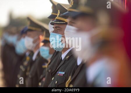 VASYLKIV, UKRAINE - 23. August 2020: Zeremonie der Anhebung der Staatsflagge der Ukraine auf dem Militärflugplatz in Vasylkiv, Region Kiew Stockfoto