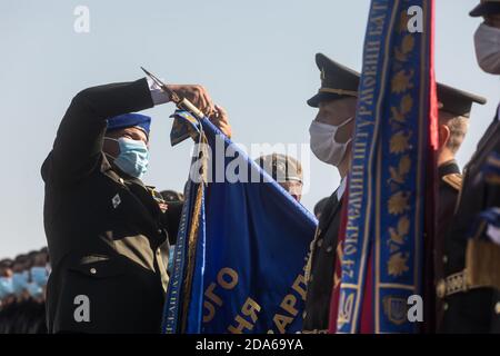 VASYLKIV, UKRAINE - 23. August 2020: Zeremonie der Anhebung der Staatsflagge der Ukraine auf dem Militärflugplatz in Vasylkiv, Region Kiew Stockfoto