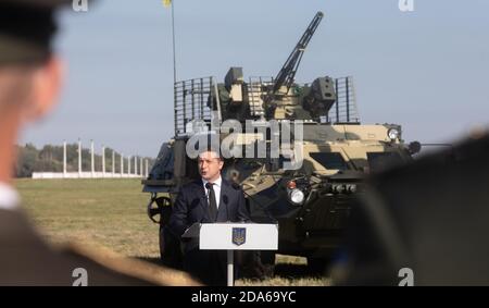 VASYLKIW, UKRAINE - 23. August 2020: Der Präsident der Ukraine Wolodymyr Zelenski nahm an der Zeremonie zur Anhebung der Staatsflagge der Ukraine auf dem Militärflugplatz in Vasylkiw, Region Kiew Teil Stockfoto