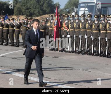 VASYLKIW, UKRAINE - 23. August 2020: Der Präsident der Ukraine Wolodymyr Zelenski nahm an der Zeremonie zur Anhebung der Staatsflagge der Ukraine auf dem Militärflugplatz in Vasylkiw, Region Kiew Teil Stockfoto