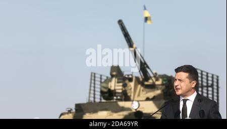 VASYLKIW, UKRAINE - 23. August 2020: Der Präsident der Ukraine Wolodymyr Zelenski nahm an der Zeremonie zur Anhebung der Staatsflagge der Ukraine auf dem Militärflugplatz in Vasylkiw, Region Kiew Teil Stockfoto