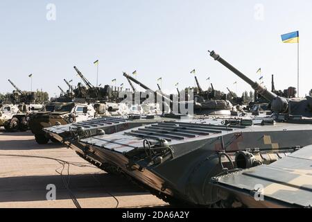 VASYLKIV, UKRAINE - 23. August 2020: Muster der militärischen Ausrüstung für die Streitkräfte der Ukraine während der Zeremonie der Anhebung der Staatsflagge der Ukraine auf dem Militärflugplatz in Vasylkiv, Region Kiew Stockfoto