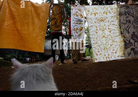 Bogor, Indonesien. November 2020. Ein Handwerker trocknet ein gemustertes Tuch während der Stoffherstellung mit Öko-Druck-Techniken in der Arae Produktionsgalerie in Bogor City, West Java, Indonesien, am 9. November 2020. Eco-Printing ist eine Technik, mit der Pflanzen, Blätter und Blumen ihre Formen, Farben und Markierungen auf Stoff für einen der umweltfreundlichen Modetrends hinterlassen. (Foto von Adrian/INA Photo Agency/Sipa USA) Quelle: SIPA USA/Alamy Live News Stockfoto