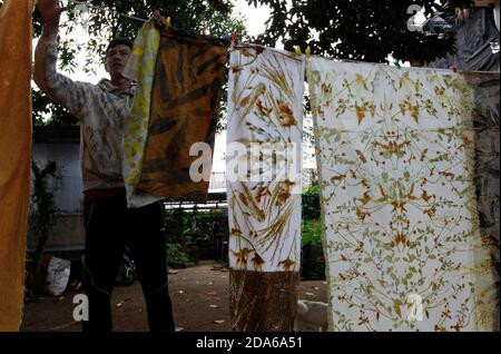 Bogor, Indonesien. November 2020. Ein Handwerker trocknet ein gemustertes Tuch während der Stoffherstellung mit Öko-Druck-Techniken in der Arae Produktionsgalerie in Bogor City, West Java, Indonesien, am 9. November 2020. Eco-Printing ist eine Technik, mit der Pflanzen, Blätter und Blumen ihre Formen, Farben und Markierungen auf Stoff für einen der umweltfreundlichen Modetrends hinterlassen. (Foto von Adrian/INA Photo Agency/Sipa USA) Quelle: SIPA USA/Alamy Live News Stockfoto