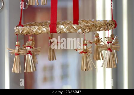 Goldenes Stroh Ornament schmückt das Haus an weihnachten Stockfoto