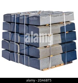 Stapel von Bordsteinen isolieren auf einem weißen Hintergrund Nahaufnahme. Stockfoto