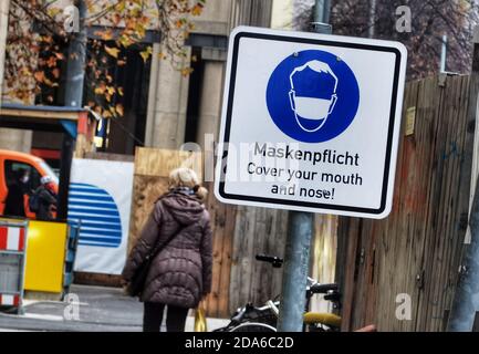 München, Bayern, Deutschland. November 2020. Szenen der Maskenpflicht-Schilder rund um die Münchner Innenstadt. In der innenstadt treffen sich Shopper und Touristen aus München, Deutschland und der ganzen Welt und aufgrund dieser oft überfüllten Bedingungen, Masken und Distanzierungsanforderungen. Trotz der Regeln und Polizeikontrollen tragen große Mengen von Menschen keine Masken, auch nicht gleichzeitig distanziert. Kredit: ZUMA Press, Inc./Alamy Live Nachrichten Stockfoto