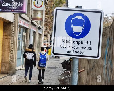 München, Bayern, Deutschland. November 2020. Szenen der Maskenpflicht-Schilder rund um die Münchner Innenstadt. In der innenstadt treffen sich Shopper und Touristen aus München, Deutschland und der ganzen Welt und aufgrund dieser oft überfüllten Bedingungen, Masken und Distanzierungsanforderungen. Trotz der Regeln und Polizeikontrollen tragen große Mengen von Menschen keine Masken, auch nicht gleichzeitig distanziert. Kredit: ZUMA Press, Inc./Alamy Live Nachrichten Stockfoto