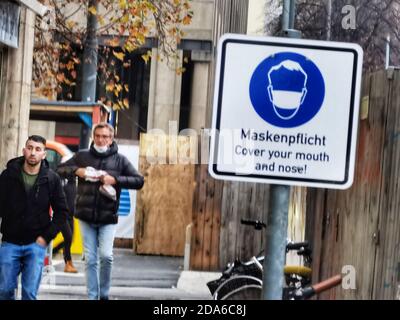 München, Bayern, Deutschland. November 2020. Szenen der Maskenpflicht-Schilder rund um die Münchner Innenstadt. In der innenstadt treffen sich Shopper und Touristen aus München, Deutschland und der ganzen Welt und aufgrund dieser oft überfüllten Bedingungen, Masken und Distanzierungsanforderungen. Trotz der Regeln und Polizeikontrollen tragen große Mengen von Menschen keine Masken, auch nicht gleichzeitig distanziert. Kredit: ZUMA Press, Inc./Alamy Live Nachrichten Stockfoto