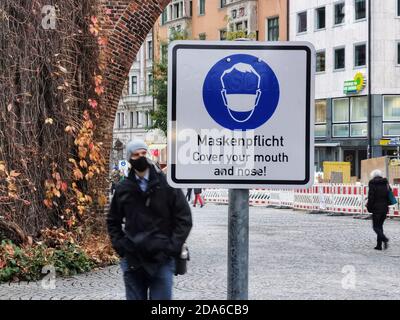 München, Bayern, Deutschland. November 2020. Szenen der Maskenpflicht-Schilder rund um die Münchner Innenstadt. In der innenstadt treffen sich Shopper und Touristen aus München, Deutschland und der ganzen Welt und aufgrund dieser oft überfüllten Bedingungen, Masken und Distanzierungsanforderungen. Trotz der Regeln und Polizeikontrollen tragen große Mengen von Menschen keine Masken, auch nicht gleichzeitig distanziert. Kredit: ZUMA Press, Inc./Alamy Live Nachrichten Stockfoto