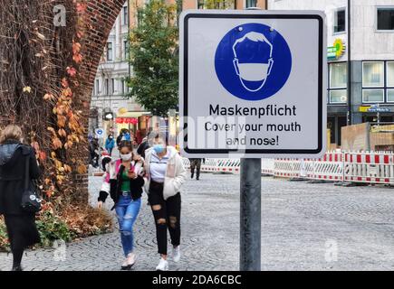 München, Bayern, Deutschland. November 2020. Szenen der Maskenpflicht-Schilder rund um die Münchner Innenstadt. In der innenstadt treffen sich Shopper und Touristen aus München, Deutschland und der ganzen Welt und aufgrund dieser oft überfüllten Bedingungen, Masken und Distanzierungsanforderungen. Trotz der Regeln und Polizeikontrollen tragen große Mengen von Menschen keine Masken, auch nicht gleichzeitig distanziert. Kredit: ZUMA Press, Inc./Alamy Live Nachrichten Stockfoto