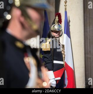 PARIS, FRANKREICH - 26. Jun 2017: Ehrenwache in der Residenz des Elysee-Palastes in Paris während eines offiziellen Besuchs des Präsidenten der Ukraine Petro Poroschenko Stockfoto