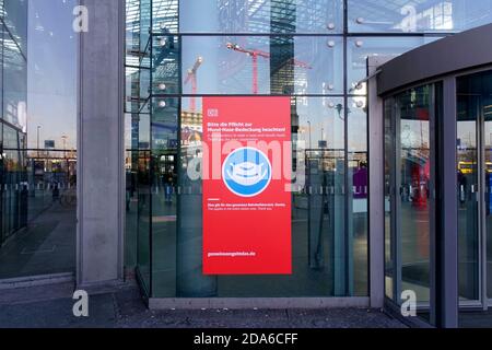 Beachten Sie das Tragen einer Gesichtsmaske, die Ihre Nase und Mund bedeckt, Hauptbahnhof, Berlin Stockfoto