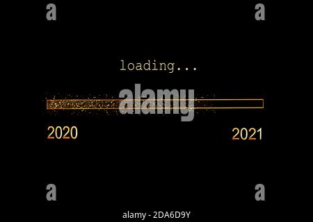 2021 Lade, Gold Glitter Fortschrittsbalken auf schwarzem Hintergrund, Neujahr Grußkarte Stockfoto