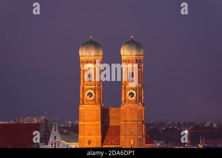 Geographie / Reisen, Deutschland, Bayern, München, Frauenkirche bei Nacht, Additional-Rights-Clearance-Info-not-available Stockfoto