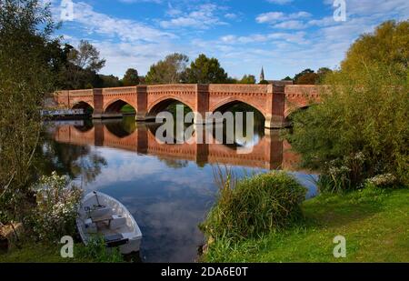 Themse und Brücke mit dem Dorf Clifton Hamden, Oxfordshire Stockfoto