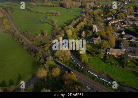 Dorfbahn und Kanal bei Lower Heyford, Oxfordshire, England Stockfoto