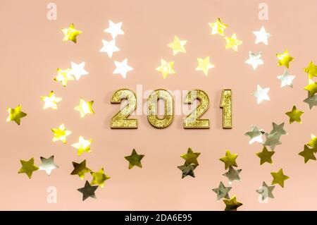Frohes Neues Jahr 2021. Gold Zahlen 2021 und Sterne auf einem hellen Hintergrund. Speicherplatz kopieren. Stockfoto