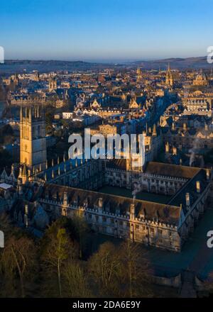 Stadt Oxford mit Spitzen und Magdalen College im Vordergrund, Oxford, England Stockfoto