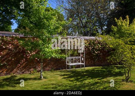 Metallsitze im Englischen Garten, England, Europa Stockfoto