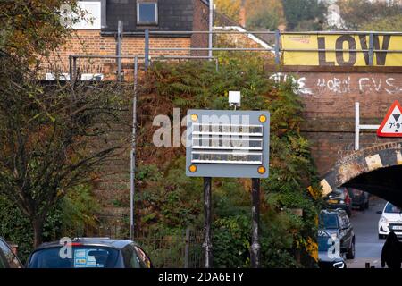 Lower Downs Road, Wimbledon, London, Großbritannien. 10. November 2020. Ein Network Rail Bericht zeigt diese Wimbledon Eisenbahnbrücke als eine der „am meisten gehetzten“ in London, kommt in der 2. Und schlug 11 mal in 2019-20. Es ist auch 10. Gleich am meisten in Großbritannien Bashed. Über dieser schmalen Bogenbrücke befinden sich vier Gleise, zwei für Pendlerzüge und zwei für Expresszüge von und nach London Waterloo im Südwesten Englands. Quelle: Malcolm Park/Alamy Live News. Stockfoto