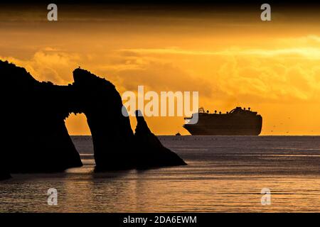Torbay, Torquay, Devon, Großbritannien. November 2020. Der riesige Kreuzfahrtschiff Emerald Princess sonnt sich beim Sonnenaufgang in Torbay in Devon in der herrlichen Herbstsonne. Das Schiff ist eines von mehreren Kreuzfahrtschiffen, die derzeit in Torbay ohne Passagiere während der Coronavirus-Pandemie vor Anker liegen. Kredit: Ian Williams/Alamy Live Nachrichten Stockfoto