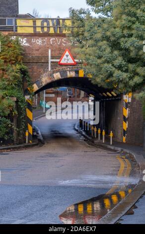 Lower Downs Road, Wimbledon, London, Großbritannien. 10. November 2020. Ein Network Rail Bericht zeigt diese Wimbledon Eisenbahnbrücke als eine der „am meisten gehetzten“ in London, kommt in der 2. Und schlug 11 mal in 2019-20. Es ist auch 10. Gleich am meisten in Großbritannien Bashed. Über dieser schmalen Bogenbrücke befinden sich vier Gleise, zwei für Pendlerzüge und zwei für Expresszüge von und nach London Waterloo im Südwesten Englands. Quelle: Malcolm Park/Alamy Live News. Stockfoto