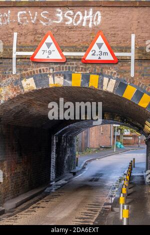 Lower Downs Road, Wimbledon, London, Großbritannien. 10. November 2020. Ein Network Rail Bericht zeigt diese Wimbledon Eisenbahnbrücke als eine der „am meisten gehetzten“ in London, kommt in der 2. Und schlug 11 mal in 2019-20. Es ist auch 10. Gleich am meisten in Großbritannien Bashed. Über dieser schmalen Bogenbrücke befinden sich vier Gleise, zwei für Pendlerzüge und zwei für Expresszüge von und nach London Waterloo im Südwesten Englands. Quelle: Malcolm Park/Alamy Live News. Stockfoto