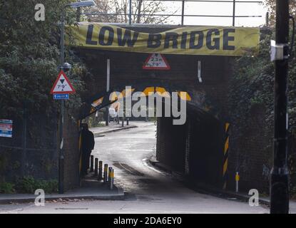 Lower Downs Road, Wimbledon, London, Großbritannien. 10. November 2020. Ein Network Rail Bericht zeigt diese Wimbledon Eisenbahnbrücke als eine der „am meisten gehetzten“ in London, kommt in der 2. Und schlug 11 mal in 2019-20. Es ist auch 10. Gleich am meisten in Großbritannien Bashed. Über dieser schmalen Bogenbrücke befinden sich vier Gleise, zwei für Pendlerzüge und zwei für Expresszüge von und nach London Waterloo im Südwesten Englands. Quelle: Malcolm Park/Alamy Live News. Stockfoto