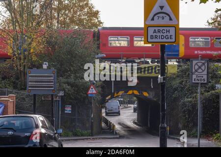 Lower Downs Road, Wimbledon, London, Großbritannien. 10. November 2020. Ein Network Rail Bericht zeigt diese Wimbledon Eisenbahnbrücke als eine der „am meisten gehetzten“ in London, kommt in der 2. Und schlug 11 mal in 2019-20. Es ist auch 10. Gleich am meisten in Großbritannien Bashed. Über dieser schmalen Bogenbrücke befinden sich vier Gleise, zwei für Pendlerzüge und zwei für Expresszüge von und nach London Waterloo im Südwesten Englands. Quelle: Malcolm Park/Alamy Live News. Stockfoto