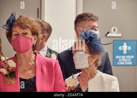 Sozial distanzierte Hochzeit Stockfoto