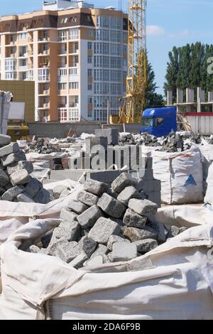 Baumaterialien. Baustoffe für Dekoration und Bau Häuser. Graue Steine werden im Baumarkt verkauft. Vertikales Bild. Stockfoto