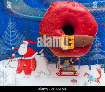 Weihnachtsmann Yumnuts, Kreuzung zwischen einem Donut und einem Yum Yum von M&S in-Store Bäckerei auf Weihnachten festliche Serviette Serviette entpackt Stockfoto