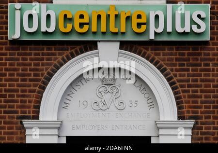 Coalville, Leicestershire, Großbritannien. November 2020. Ein Schild hängt über der Tür eines Job Center plus, nachdem die Arbeitslosenquote im Vereinigten Königreich stieg, während das Coronavirus weiterhin auf dem Arbeitsmarkt trifft. Credit Darren Staples/Alamy Live News. Stockfoto