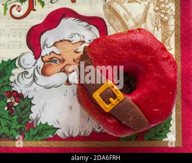 Weihnachtsmann Yumnuts, Kreuzung zwischen einem Donut und einem Yum Yum von M&S in-Store Bäckerei auf Weihnachten festliche Serviette Serviette entpackt Stockfoto