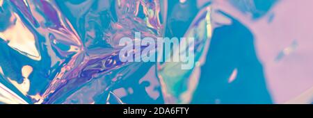 Blaues, weich fokussiertes holographisches Banner. Zerknittert Folienmaterial. Surreal Flüssigkeit texturierter Hintergrund. Stockfoto