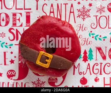 Weihnachtsmann Yumnuts, Kreuzung zwischen einem Donut und einem Yum Yum von M&S in-Store Bäckerei auf Weihnachten festliche Serviette Serviette entpackt Stockfoto