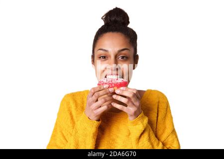 Porträt von hungrigen jungen Frau essen Donut auf weißem Hintergrund Stockfoto