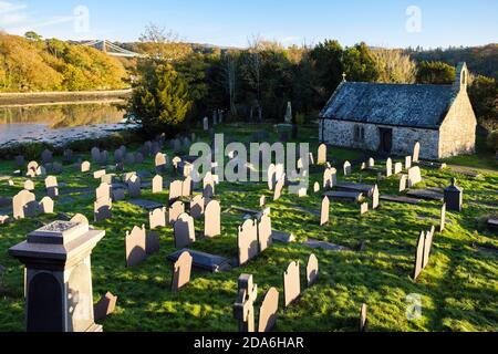 Grabsteine auf dem Kirchhof von St. Tysilio auf der Insel Church in der Menai-Straße im Herbst. Menai Bridge Isle of Anglesey North Wales Großbritannien Stockfoto