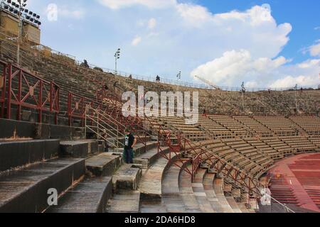 Wenige Touristen zu Fuß in Arena di Verona, antike römische Amphitheater. Verona, Italien Stockfoto