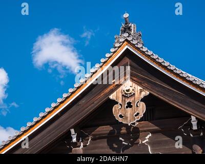 Low-Angle-Aufnahme des Chion-in in Kyoto, Japan Stockfoto