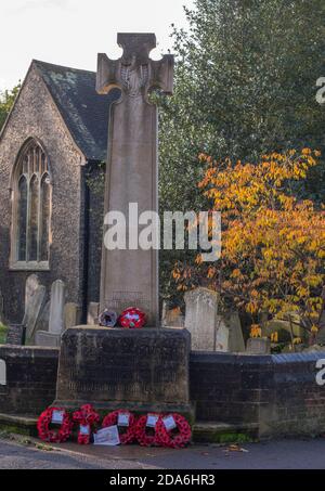 10. November 2020, London, Großbritannien. Erinnerung Mohnkränze auf die Kunst und Kunsthandwerk Merton Park war Memorial außerhalb St Mary Church gelegt. Stockfoto