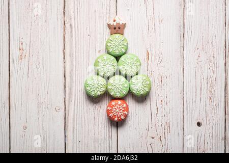 Weihnachtsbaum aus verzierten Makronen Makronen auf einer strukturierten Holzhintergrund mit Kopierraum und Platz für Text Stockfoto